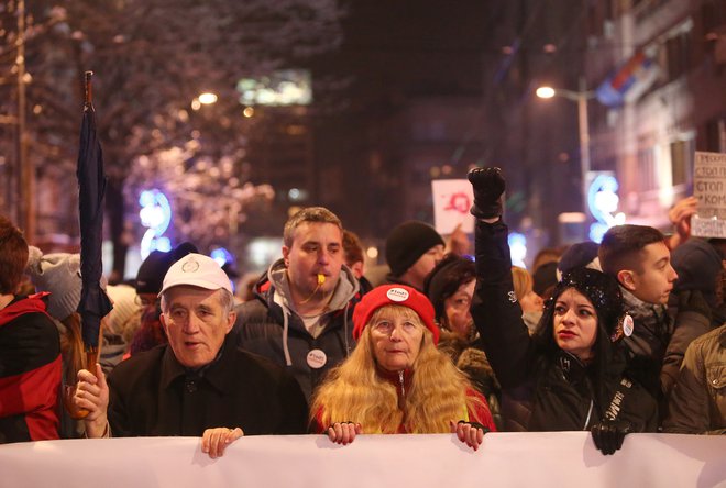 Beograjski sobotni protesti so vse bolj množični in se širijo v druga srbska mesta. FOTO: Djordje Kojadinović/Reuters