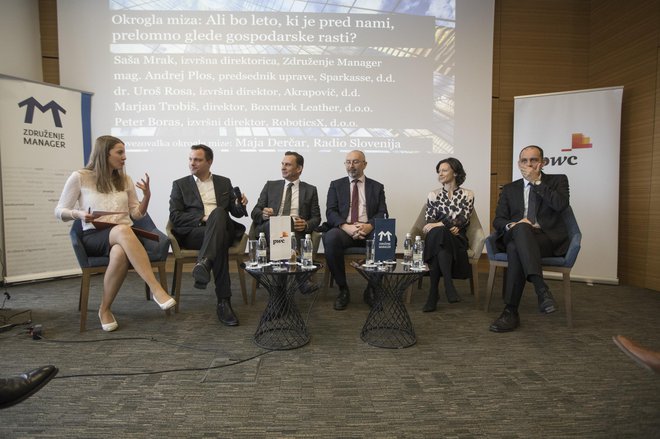 Predstavitev rezultatov ankete in pogovor. Na fotografiji z leve: Maja Derčar (RTV), Peter Boras (Robotics X), Marjan Trobiš (Boxmark Leather), Andrej Plos (Sparkasse), Saša Mrak (Združenje manager) in Uroš Rosa (Akrapovič). FOTO Voranc Vogel