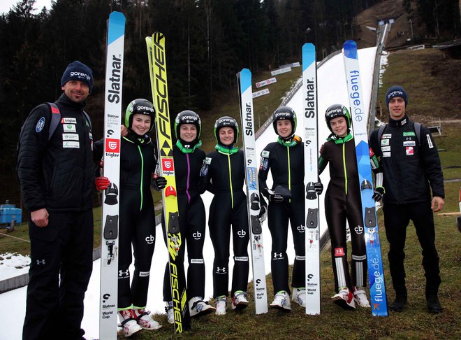 Slovenija bo na Ljubnem nastopila brez nacionalnega paketa, tako da bo tekmovala šesterica že uveljavljenih skakalk. Pod vodstvom Zorana Zupančiča (levo; skrajno desno njegov pomočnik Anže Lavtižar) se bodo za čim višje uvrstitve borile Nika Križnar, Špela Rogelj, Katra Komar, Urša Bogataj, Jerneja Brecl in Maja Vtič (manjka na fotografiji, ker je izpustila včerajšnji trening).<br />
FOTO: Mavric Pivk/Delo