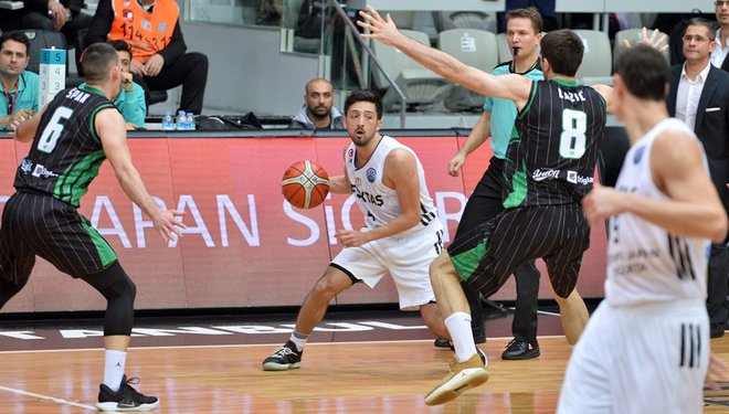 Na prvi tekmi v Istanbulu je imela obramba Olimpije mnogo težav z gostitelji. FOTO: FIBA