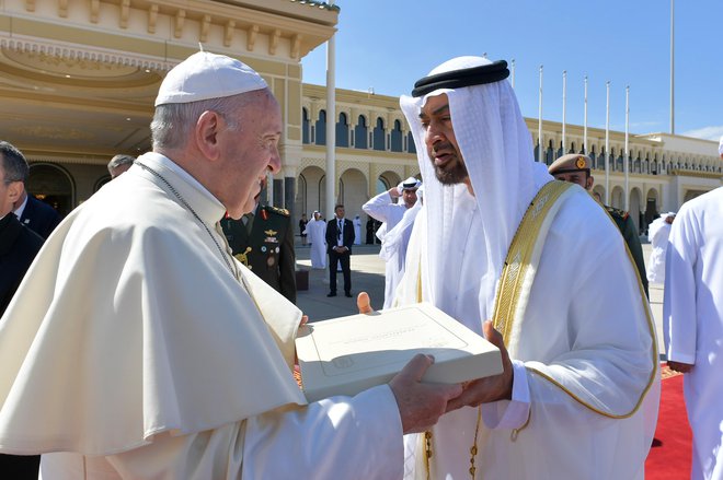 Papež Frančišek je abudabijskemu princu šejku Mohamedu bin Zajedu al Nahjanu izročil dokument o bratstvu. FOTO AFP