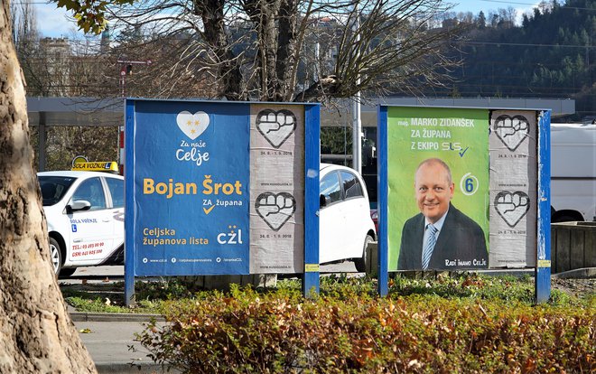 Plakata Šrotove Celjske županove liste in Zidanškove SLS ob celjski železniški postaji na nedovoljenih plakatnih mestih podjetja Premena novembra lani med predvolilno kampanjo FOTO: Brane Piano