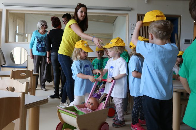 Zaradi dogovora o dvigu plač v javnem sektorju med vlado in sindikati iz lanskega decembra se bo masa plač v vrtcih povečala, finančni učinki bodo znani ta mesec, pravijo v MOL. Foto Tomi Lombar