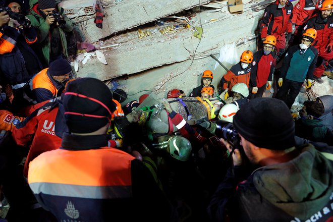 Med kopanjem na trenutke zavlada tišina, če bi se izpod ruševin slučajno zaslišali klici preživelih. FOTO: Murad Sezer/Reuters