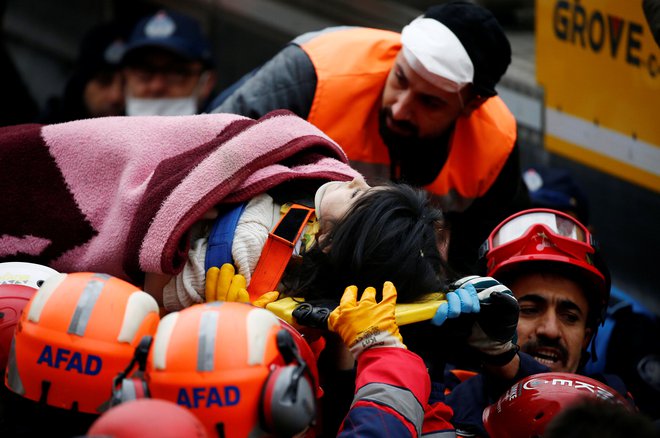 Uspeli so rešiti petletnico. FOTO: Huseyin Aldemir/Reuters