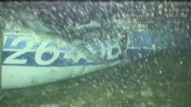 Letalo, na nakaterem sta bila nogometaš Emiliano Sala in pilot David Ibbotson, so reševalci našli 67 metrov pod morsko gladino. FOTO: Reuters