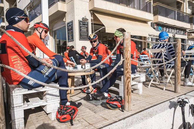 Slovenski kolesarji med odmorom za kavo. FOTO: Marti Milla/CPA