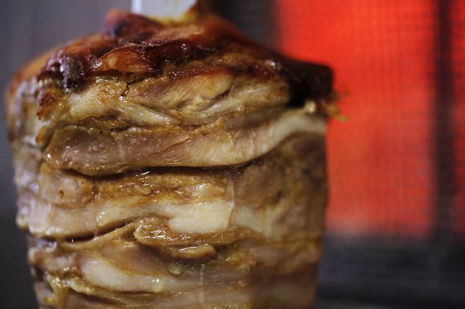 Zaradi utemeljenega suma nedovoljene uporabe veterinarskega zdravila je živilo (kebab) ocenjeno kot neustrezno za prehrano ljudi. FOTO: Stephane Mahe/Reuters