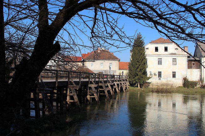 Ob vsakem dežju Kostanjevčane skrbi, da bo narasla Krka spet poplavljala. Foto Simona Fajfar