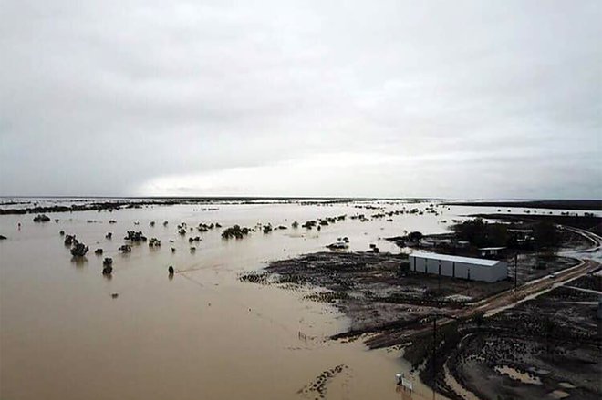 Mnoge kmetije je skoraj povsem poplavila voda. FOTO: AFP