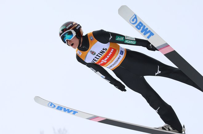 Rjoju Kobajaši z odličnimi skoki napoveduje novo zmago. FOTO: Karl-josef Hildenbrand/AFP