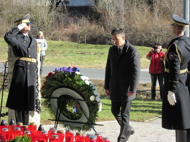 Premier Marjan Šarec se je poklonil žrtvam frankolovskega zločina. FOTO: Špela Kuralt/Delo