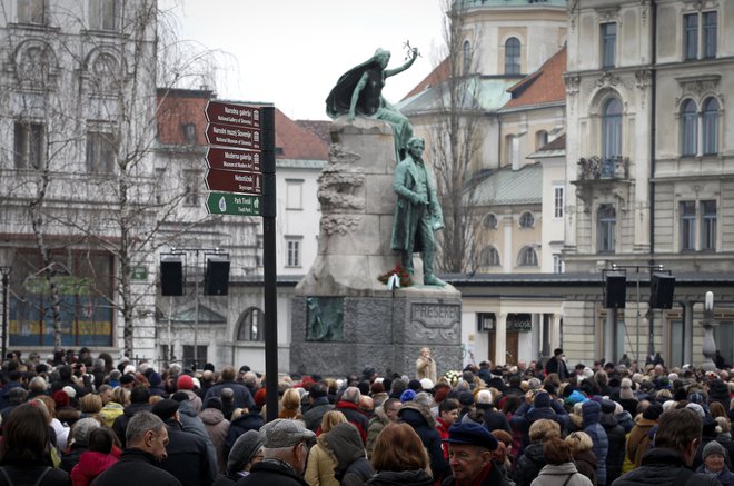 Združenje dramskih umetnikov se je Prešernu kot vsako leto poklonilo ob njegovem spomeniku na ljubljanskem Tromostovju. Foto Matej Družnik