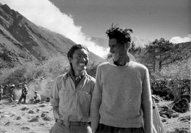 Sir Edmund Hillary in šerpa Tenzing Norgay nasmejana po uspešnem vzponu na najvišjo goro sveta. FOTO: Reuters