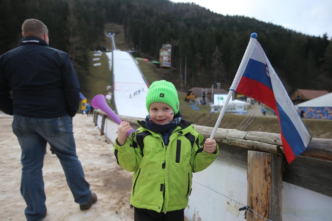 Navijači so se začeli zbirati že dopoldne. FOTO: Jože Suhadolnik/Delo