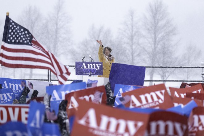 &raquo;​Klobuchar&nbsp;superstar,&laquo; so na prireditvi vzklikali zbrani podporniki, ki jih ni ustavilo še tako močno sneženje. FOTO: Kerem Yucel/Afp