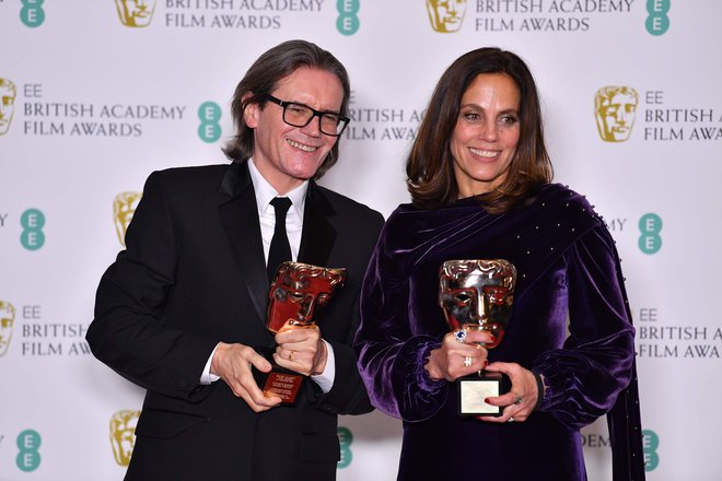 Za izjemen prispevek k britanski kinematografiji sta bila nagrajena Stephen Woolley in Elizabeth Karlsen. FOTO: Ben Stansall/Afp