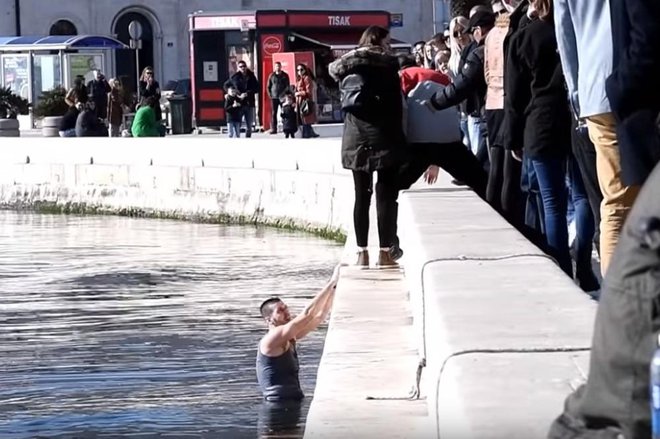 Vsi napadeni so izpostavili, da jim sredi belega dne kljub množici na Rivi ni želel nihče priskočiti na pomoč. FOTO: Kurir