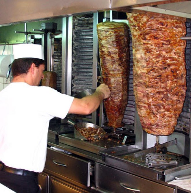 Kebab je bil posredovan 41 prejemnikom v Sloveniji. FOTO: Fotodokumentacija Dela