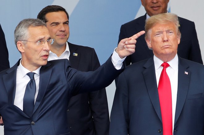 Generalni sekretar Nata Jens Stoltenberg (levo) bo poskusil rešiti sporazum tako, da ga bo razširil na druge jedrske sile, za katere ta do zdaj ni veljal, in tako prepričati Trumpovo administracijo, naj ne obupa nad sporazumom. FOTO: Reuters