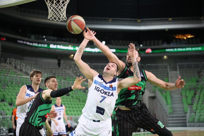 Sava Lešić (št. 7) je pred leti nosil Olimpijin dres, Marko Luković (levo) pa Krkinega, toda včeraj se nista naigrala v Stožicah. FOTO: ABA