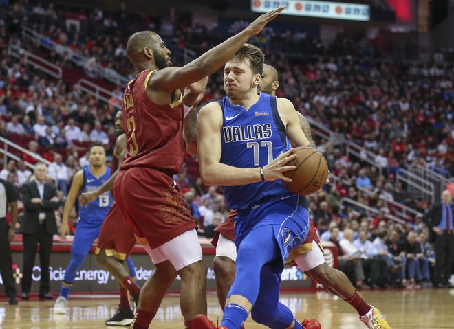 Luka Dončić je prodiral mimo Chrisa Paula, oba sta se veselila dvojnih dvojčkov. FOTO: Troy Taormina/Reuters