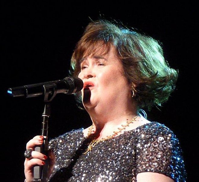 Po več letih odsotnosti je Susan Boyle znova stopila na oder, napoveduje pa tudi turnejo in izid plošče. FOTO: Wikipedia Foto Wikipedia