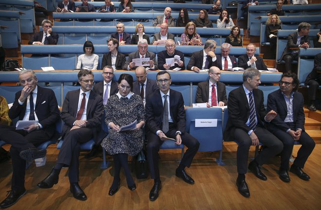 Udeleženci Italijansko-slovenskega poslovnega foruma, na desni Andrea Di Anselmo. FOTO: Jože Suhadolnik/Delo