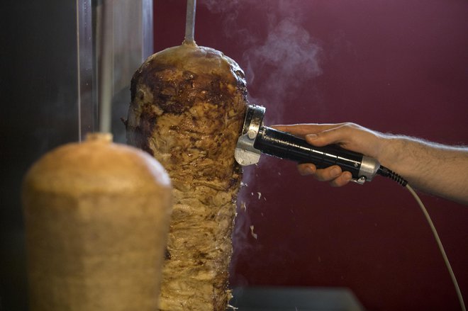 Kebab iz Poljske, v katerem so našli salmonelo in ostanke zdravila ketoprofen, po zagotovili uprave za varno hrano ni prišel do slovenskih potrošnikov. FOTO: Voranc Vogel