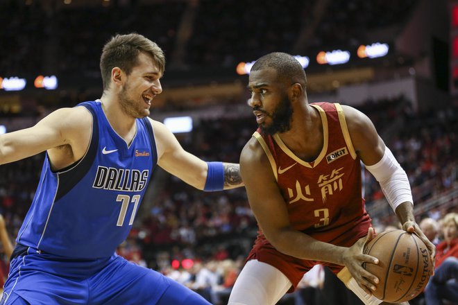 Luka Dončić se je sproščeno in z nasmeškom lotil dvoboja z izkušenim Chrisom Paulom, ki je devetkrat igral na tekmah All-Star in v dresu ZDA osvojil dve zlati kolajni na OI. FOTO: USA Today