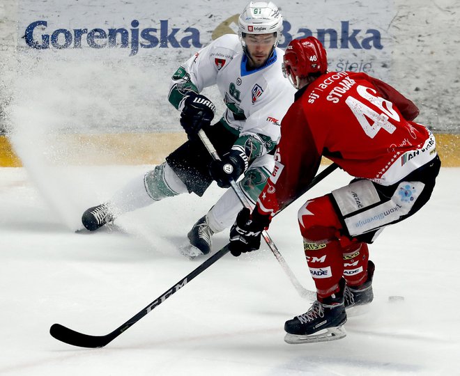 Kot ponavadi je bilo v derbiju precej zanimivih dvobojev, kot je ta med Olimpijinim napadalcem Žanom Jezovškom in Jeseničanom Nejcem Stojanom. FOTO Roman Šipić/Delo