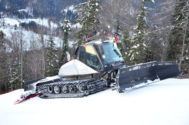 Prinoth leitwolf je najnovejša pridobitev Kranjske Gore za urejanje smučarskih prog. Glede na predhodnike prinaša marsikatero izboljšavo. Foto Gašper Boncelj