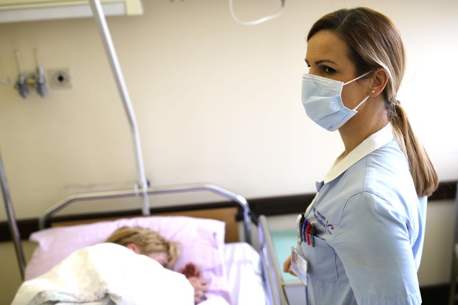 Zbornica zdravstvene in babiške nege se sprašuje, v katerem vzporednem svetu živi minister za zdravje. Foto Tomi Lombar