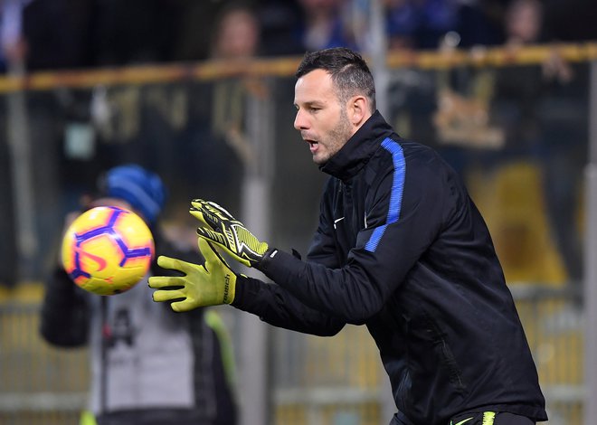 Samir Handanović si je nadel Interjev kapetanski trak. FOTO: Alberto Lingria/Reuters