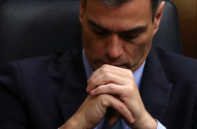 Španski premier Pedro Sánchez je doživel največji parlamentarni poraz doslej. FOTO: Reuters