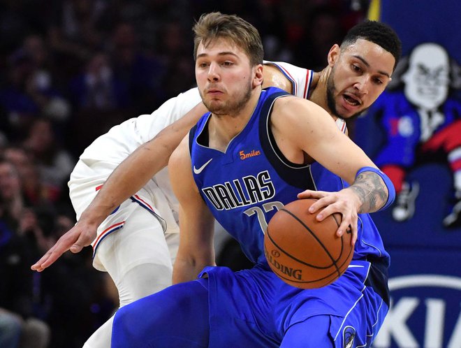 Luka Dončić bo v Charlottu združil moči z najboljšim novincem prejšnje sezone v ligi NBA, 208 cm visokim branilcem Benom Simmonsom (v ozadju). FOTO: USA Today