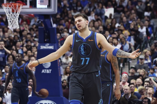 Luka Dončić je vse bolj oddaljen od izločilnih bojev. FOTO: Kevin Jairaj/Reuters