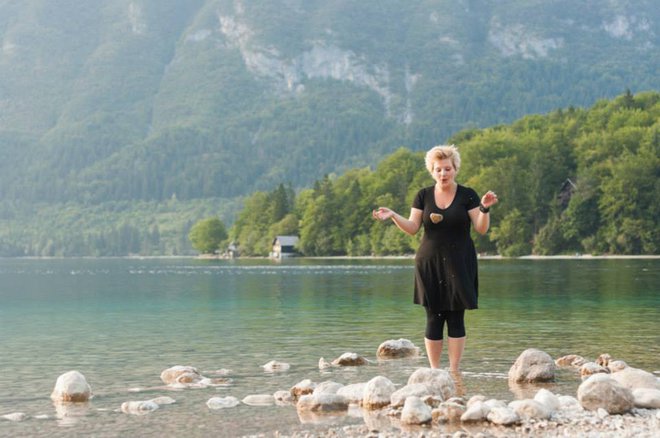 Meditacija v Bohinjskem jezeru FOTO: Jure Matoz