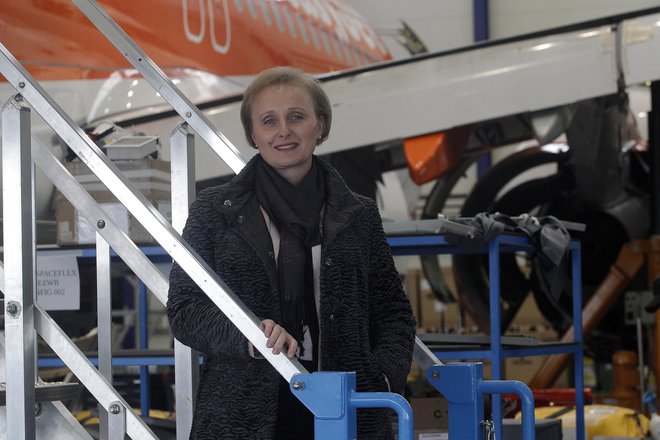Barbara Perko Brvar:&nbsp;&raquo;Odločamo se za gradnjo novega, lastnega, petega hangarja za servisiranje Airbusovih širokotrupnih letal iz družin A 330 in A 350. Naložba je predvidena iz finančnih sredstev poljsko-češkega lastnika.&laquo; FOTO Mavric Pivk/Delo