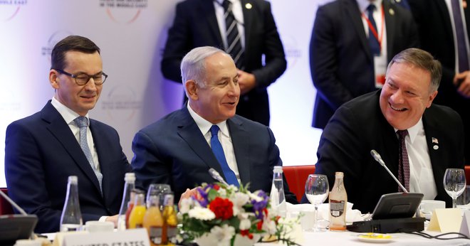 Poljski premier Mateusz Morawiecki, izraleski premier Benjamin Netanjahu in ameriški državni sekretar Mike Pompeo na mednarodni konferenci o Bližnjem vzhodu. FOTO: Kacper Pempel/Reuters