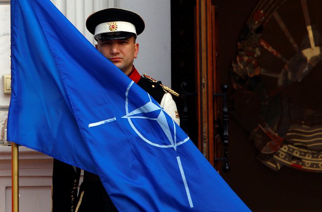 Pred vladnim poslopjem v Skopju so že v torek izobesili zastavo Nata. FOTO: Ognen Teofilovski/Reuters