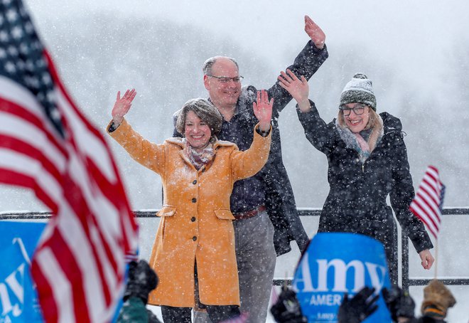 Senatorka slovenskega rodu Amy Klobuchar z možem Johnom Besslerjem in hčerjo Abigail po razglasitvi predsed&shy;niške kandidature. FOTO: Reuters