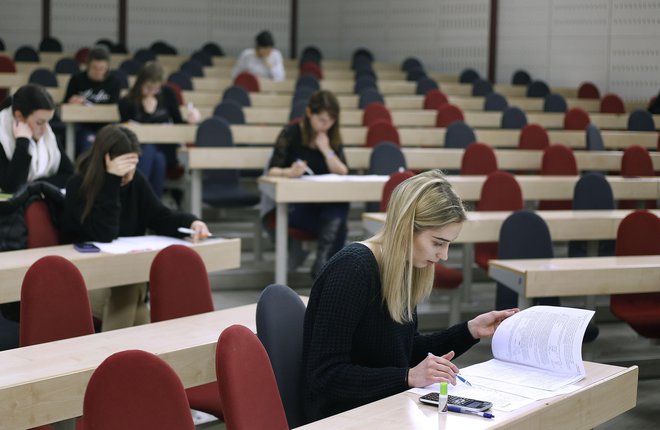 Največ zanimanja za tujino je med bodočimi ekonomisti. FOTO: Blaž Samec/Delo