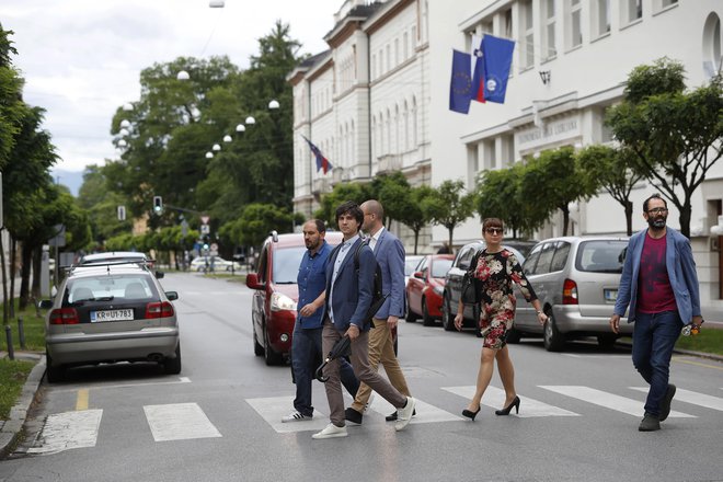 Levica, ki pet mesecev po prisegi vlade ni nič bliže podpisu protokola, je do svojih partneric zelo bojevito razpoložena.<br />
FOTO: Leon Vidic/Delo