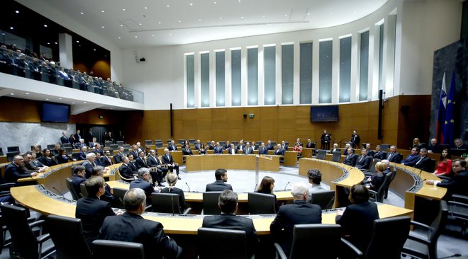 Poslanci doslej še niso sprejeli kodeksa ravnanja, s katerim bi dobili napotke za ravnanje, hkrati pa bi volivcem in volivkam pokazali, kakšno vedenje lahko od njih pričakujejo. FOTO: Roman Šipić/Delo