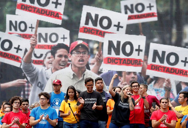 Protesti zoper predsednika Nicolása Madura v Caracasu, glavnem mestu Venezuele. FOTO: Carlos Garcia Rawlins/Reuters