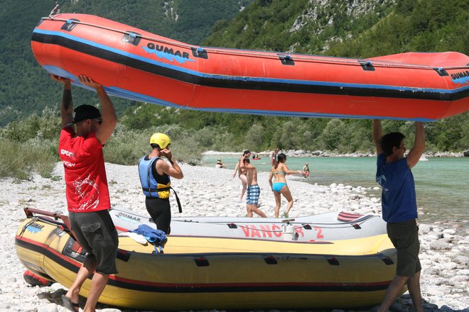 Z urejenostjo vstopno-izstopnih mest na Soči niso zadovoljni ne raftarji ne občine. FOTO: Blaž Močnik