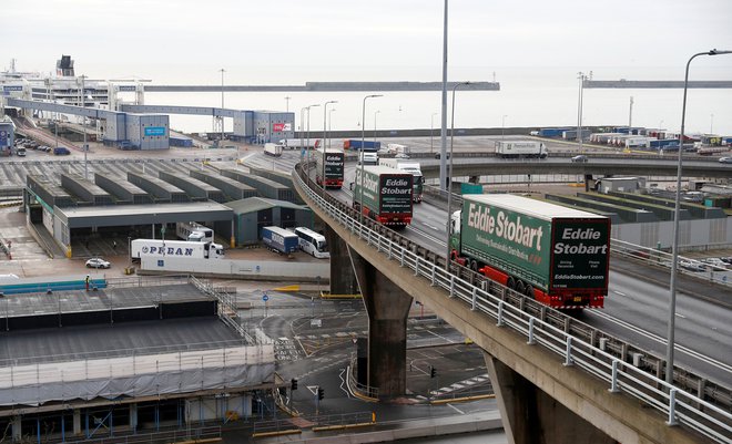 Pristanišče v Dovru, kjer trajektni terminal sprejme več kot 10.000 tovornjakov na dan, nima prostora za čakajoče kolone. FOTO Reuters