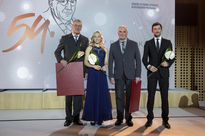 Letošnja dobitnika Bloudkove nagrade za življenjsko delo Adi Urnaut (levo) in Drago Bunčič (drugi z desne) sta lahko zgled za športna delavca, predana športnim vrednotam. Za športne dosežke sta bila nagrajena še Janja Garnbret in Jakov Fak. FOTO: Tomi Lombar/Delo