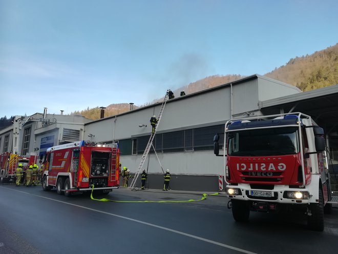 Poveljnik PGD Spodnja Idrija<strong> </strong>Rober Jereb je dejal, da je požar podoben tistemu izpred slabega pol leta. FOTO: Anja Intihar/Delo